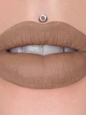 Jeffree star velour liquid lipstick in posh spice
